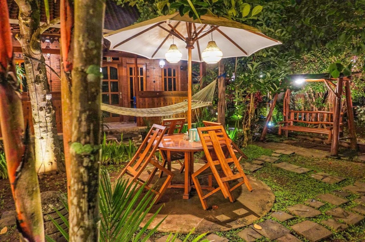 The Wisma Pulau Merah Pasanggaran Esterno foto